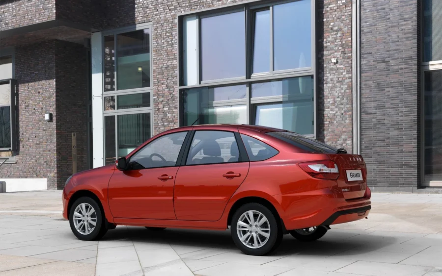 Фото LADA Granta Лифтбек с боковой стороны